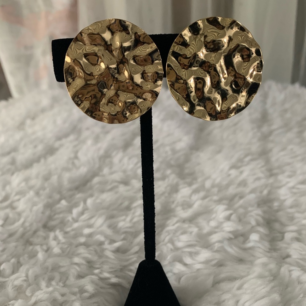 Beautiful gold earring